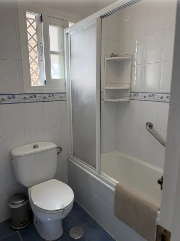Baño limpio y reluciente