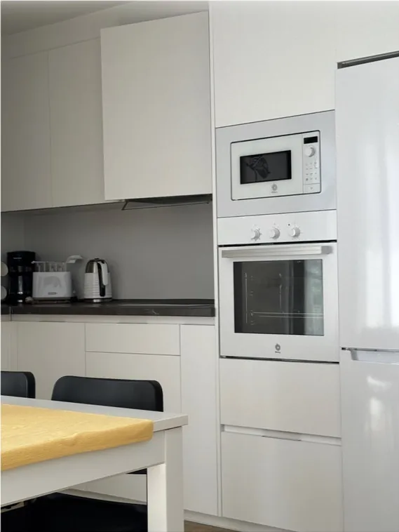 Cocina blanca con horno y microondas relucientes