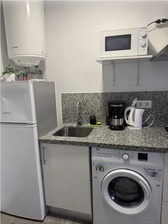 Cocina compacta con nevera, fregadero y lavadora