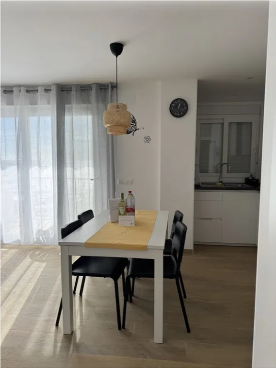 Comedor luminoso con la mesa preparada