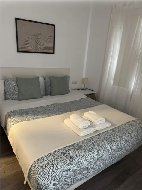 Cama hecha con toallas dobladas sobre la colcha