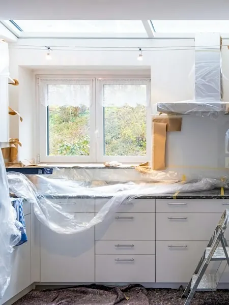 Cocina en reforma con muebles protegidos, antes de la limpieza de fin de obra