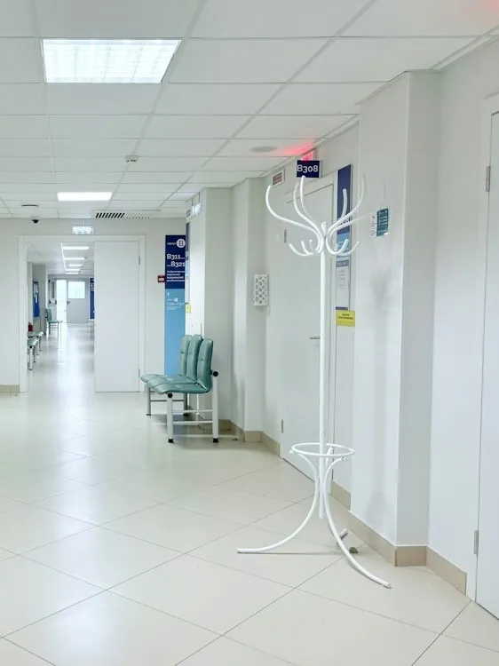 Pasillo de clínica con suelo y zona de espera impecables