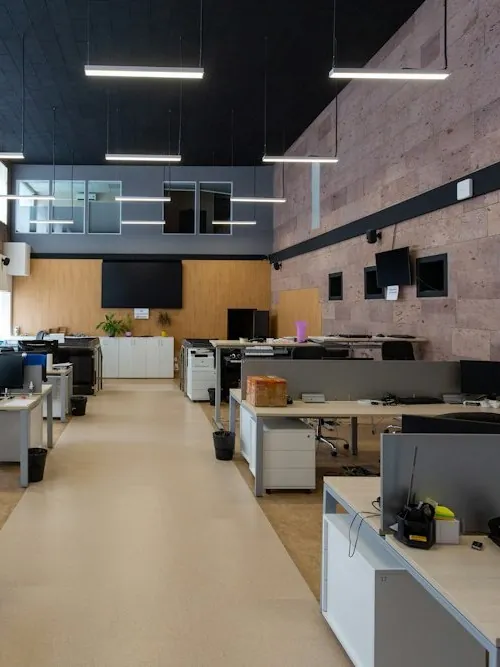 Oficina diáfana con puestos de trabajo ordenados y suelo limpio