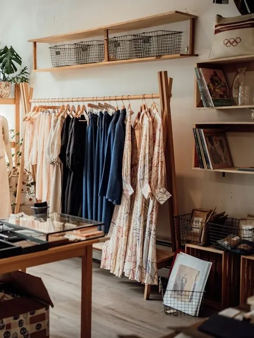Tienda luminosa con mostrador y expositores ordenados, lista para abrir