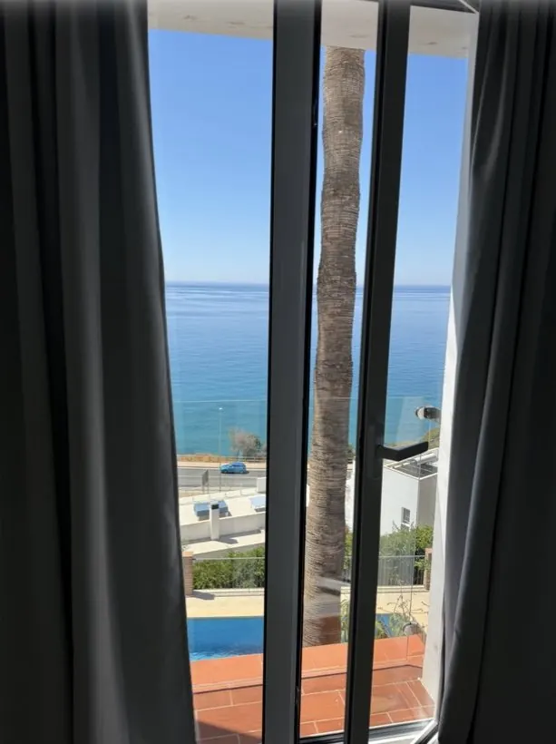 Ventanas limpias con vistas al mar de Nerja